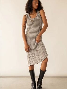 OAK + FORT SLEEVELESS RIB-KNIT DISTRESSED MIDI DRESS | GRAY | SIZE M